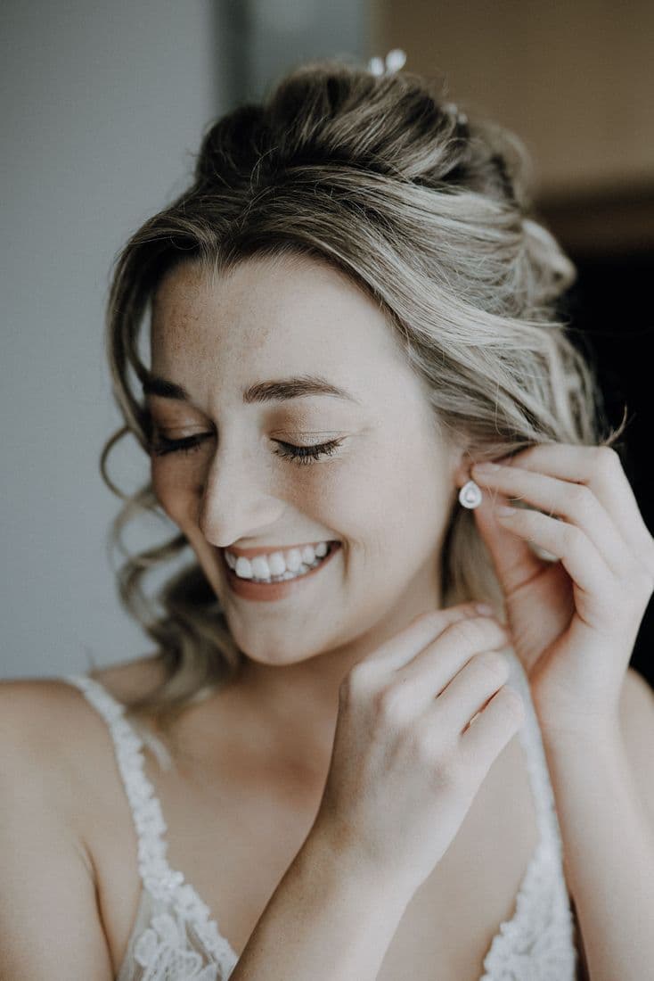 Lächelnde Braut mit Hochsteckfrisur – Brautstyling von Natascha Sedlmair