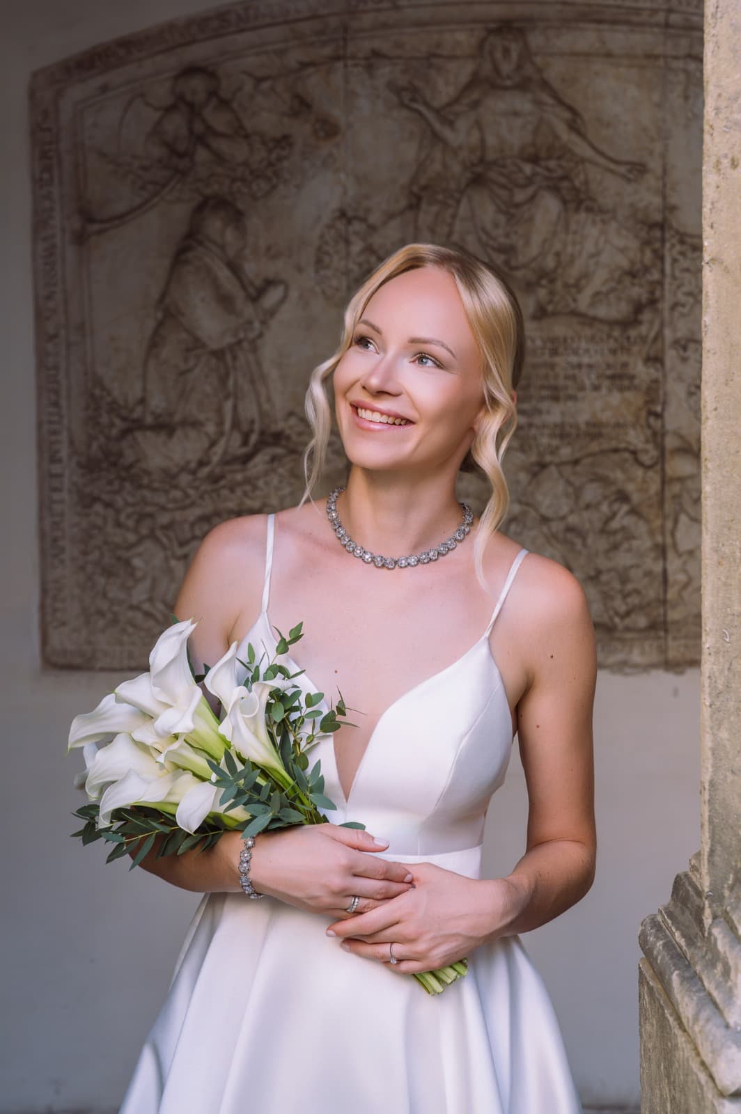Strahlende Braut mit Calla-Brautstrauß – Brautstyling Diamant von Natascha Sedlmair, Makeup & Hair aus Baar-Ebenhausen