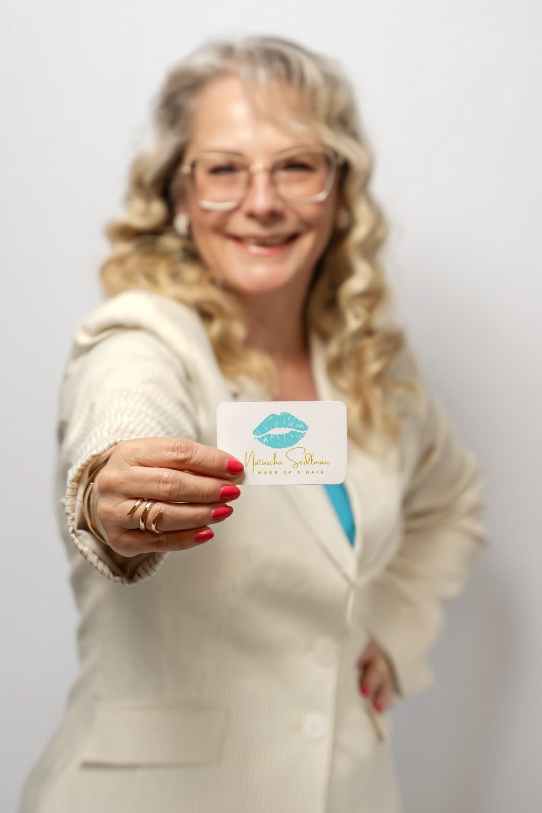Natascha Sedlmair mit ihrer Visitenkarte